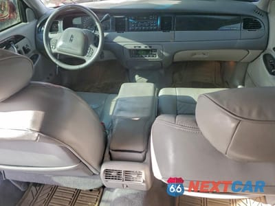 Zdjęcie 8 z 14 samochodu: 1999 LINCOLN TOWN CAR SIGNATURE VIN:1LNHM82W4XY701557 - miniatura