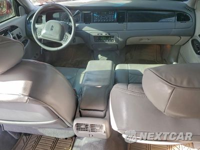 Zdjęcie 8 z 14 samochodu: 1999 LINCOLN TOWN CAR SIGNATURE VIN:1LNHM82W4XY701557 - miniatura