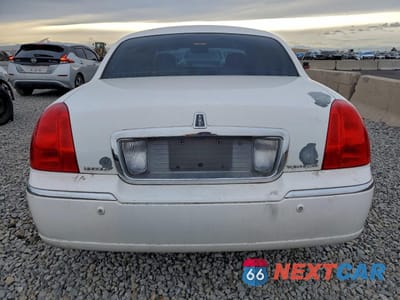 Zdjęcie 6 z 14 samochodu: 2004 LINCOLN TOWN CAR EXECUTIVE VIN:1LNHM81W54Y623707 - miniatura
