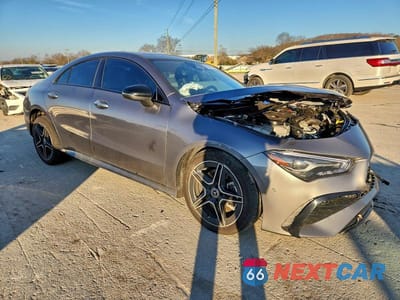 Czwarte zdjęcie samochodu z boku: 2025 MERCEDES-BENZ CLA 250 VIN:W1K5J4GB0SN488508 - miniatura