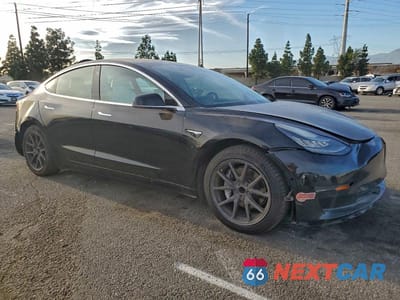 Czwarte zdjęcie samochodu z boku: 2019 TESLA MODEL 3 VIN:5YJ3E1EA6KF402759 - miniatura