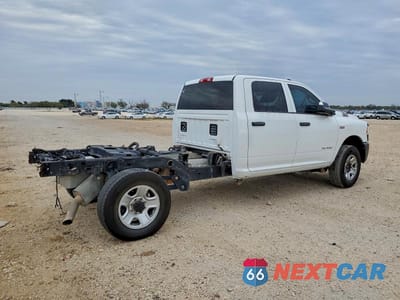 Trzecie zdjęcie samochodu z tyłu: 2020 RAM 2500 4WD V8 CREW CAB 6.4L VIN:3C6UR5HJ0LG111432 - miniatura