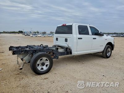 Trzecie zdjęcie samochodu z tyłu: 2020 RAM 2500 4WD V8 CREW CAB 6.4L VIN:3C6UR5HJ0LG111432 - miniatura