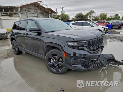 Czwarte zdjęcie samochodu z boku: 2023 JEEP GRAND CHEROKEE LAREDO VIN:1C4RJHAG0P8900665 - miniatura