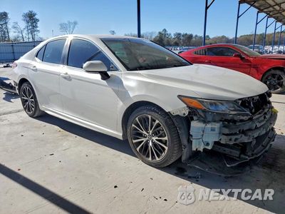 Czwarte zdjęcie samochodu z boku: 2018 TOYOTA CAMRY L VIN:4T1B11HKXJU142833 - miniatura