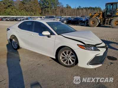 Czwarte zdjęcie samochodu z boku: 2021 TOYOTA CAMRY LE VIN:4T1C11AKXMU561025 - miniatura