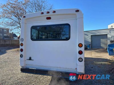 Czwarte zdjęcie samochodu z boku: 2017 FORD ECONOLINE E350 SUPER DUTY CUTAWAY VAN VIN:1FDEE3FS6HDC16579 - miniatura