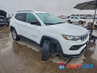 Czwarte zdjęcie samochodu z boku: 2025 JEEP COMPASS LATITUDE VIN:3C4NJDBN9ST560639 - miniatura