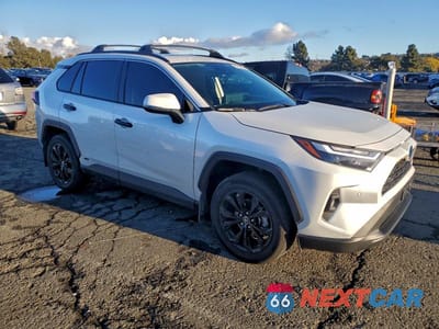Czwarte zdjęcie samochodu z boku: 2024 TOYOTA RAV4 XLE PREMIUM VIN:JTMB6RFV6RJ056840 - miniatura