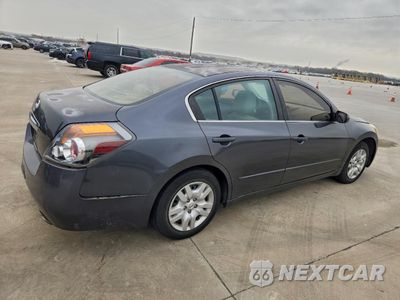 Trzecie zdjęcie samochodu z tyłu: 2010 NISSAN ALTIMA BASE VIN:1N4AL2AP2AN477042 - miniatura