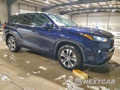 Czwarte zdjęcie samochodu z boku: 2022 TOYOTA HIGHLANDER XLE VIN:5TDHZRBH6NS566605 - miniatura