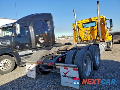 Czwarte zdjęcie samochodu z boku: 2016 VOLVO VNL SEMI TRUCK VIN:4V4NC9EH5GN944040 - miniatura