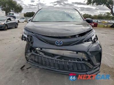 Piąte zdjęcie samochodu w środku: 2025 TOYOTA SIENNA XSE VIN:5TDDRKEC6SS231877 - miniatura