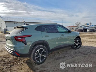 Trzecie zdjęcie samochodu z tyłu: 2024 CHEVROLET TRAX 1RS VIN:KL77LGE28RC246845 - miniatura