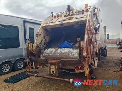 Czwarte zdjęcie samochodu z boku: 2004 INTERNATIONAL 7400 REFUSE TRUCK VIN:1HTWGADT94J071930 - miniatura
