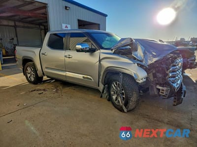 Czwarte zdjęcie samochodu z boku: 2025 TOYOTA TUNDRA 1794 EDITION HV VIN:5TFMC5DB8SX091367 - miniatura