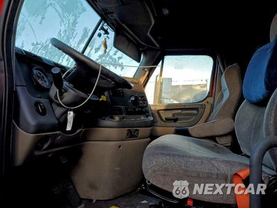 Piąte zdjęcie samochodu w środku: 2018 FREIGHTLINER CASCADIA 125 SEMI TRUCK VIN:1FUJGLDR2JLJH7891 - miniatura