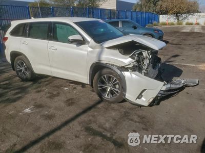 Czwarte zdjęcie samochodu z boku: 2018 TOYOTA HIGHLANDER LE VIN:5TDBZRFHXJS871082 - miniatura