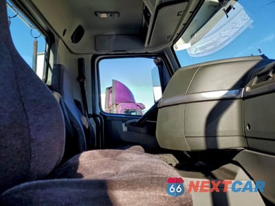 Piąte zdjęcie samochodu w środku: 2022 VOLVO VNR VIN:4V4WC9DH3NN300071 - miniatura