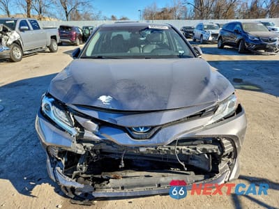 Piąte zdjęcie samochodu w środku: 2018 TOYOTA CAMRY HYBRID VIN:4T1B21HK3JU502652 - miniatura