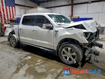 Czwarte zdjęcie samochodu z boku: 2023 FORD F150 SUPERCREW VIN:1FTFW1E86PFA25098 - miniatura