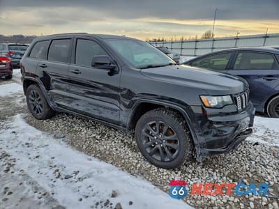 Czwarte zdjęcie samochodu z boku: 2019 JEEP GRAND CHEROKEE LAREDO VIN:1C4RJEAG3KC597580 - miniatura