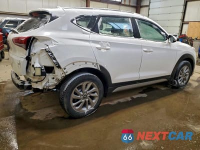 Trzecie zdjęcie samochodu z tyłu: 2018 HYUNDAI TUCSON SE VIN:KM8J3CA46JU733089 - miniatura