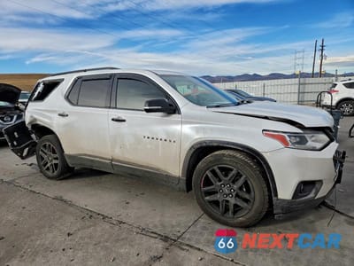 Czwarte zdjęcie samochodu z boku: 2018 CHEVROLET TRAVERSE PREMIER VIN:1GNEVJKW9JJ125161 - miniatura