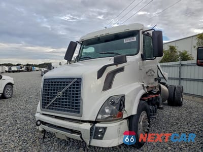 Drugie zdjęcie samochodu z przodu: 2014 VOLVO VN VNL VIN:4V4N19TH2EN152398 - miniatura