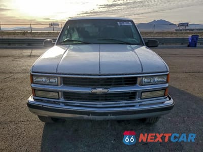 Piąte zdjęcie samochodu w środku: 1999 CHEVROLET SUBURBAN C2500 VIN:3GNGC26JXXG196818 - miniatura