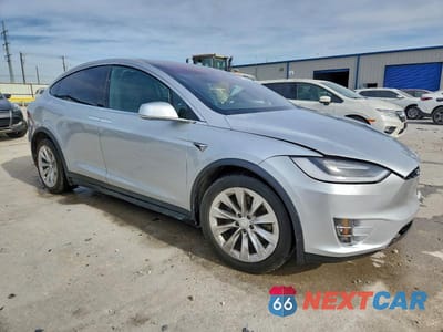 Czwarte zdjęcie samochodu z boku: 2018 TESLA MODEL X VIN:5YJXCDE21JF101252 - miniatura