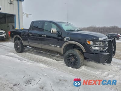 Czwarte zdjęcie samochodu z boku: 2016 NISSAN TITAN XD PLATINUM RESERVE DIESEL VIN:1N6BA1F43GN501304 - miniatura