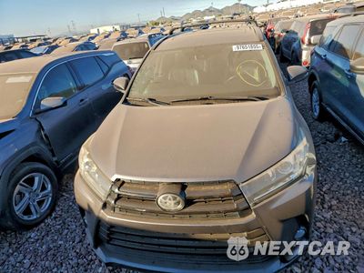 Piąte zdjęcie samochodu w środku: 2018 TOYOTA HIGHLANDER SE VIN:5TDKZRFH6JS534067 - miniatura