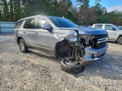 Czwarte zdjęcie samochodu z boku: 2022 CHEVROLET TAHOE C1500 LS VIN:1GNSCMKD1NR327346 - miniatura