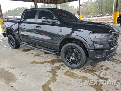 Czwarte zdjęcie samochodu z boku: 2020 RAM 1500 LARAMIE VIN:1C6SRFJT2LN348259 - miniatura