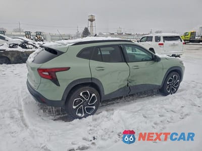 Trzecie zdjęcie samochodu z tyłu: 2024 CHEVROLET TRAX 2RS VIN:KL77LJE2XRC096072 - miniatura