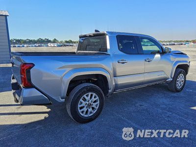 Trzecie zdjęcie samochodu z tyłu: 2025 TOYOTA TACOMA DOUBLE CAB VIN:3TMLB5JN9SM164345 - miniatura
