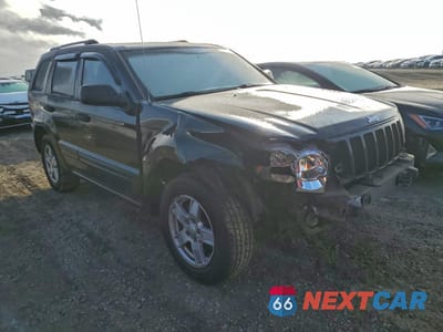 Czwarte zdjęcie samochodu z boku: 2006 JEEP GRAND CHEROKEE LAREDO VIN:1J4GR48K76C121496 - miniatura