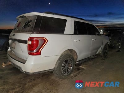 Trzecie zdjęcie samochodu z tyłu: 2020 FORD EXPEDITION XLT VIN:1FMJU1JT5LEA15605 - miniatura