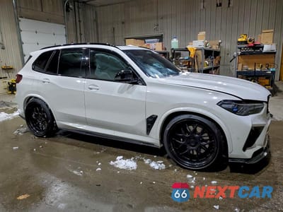 Czwarte zdjęcie samochodu z boku: 2022 BMW X5 M VIN:5YMJU0C05N9M98033 - miniatura