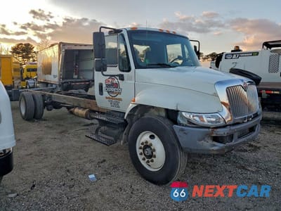 Czwarte zdjęcie samochodu z boku: 2017 INTERNATIONAL 4300 TRUCK CAB AND CHASSIS VIN:1HTMMMML6HH430374 - miniatura