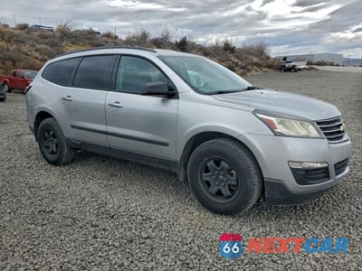 Czwarte zdjęcie samochodu z boku: 2015 CHEVROLET TRAVERSE LS VIN:1GNKRFED3FJ161966 - miniatura