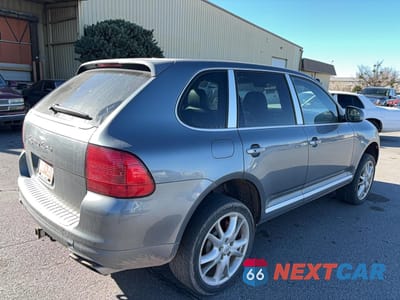 Czwarte zdjęcie samochodu z boku: 2005 PORSCHE CAYENNE TURBO VIN:WP1AC29P15LA90612 - miniatura