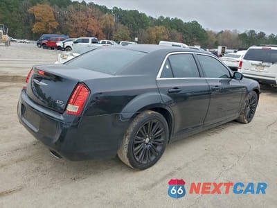 Trzecie zdjęcie samochodu z tyłu: 2013 CHRYSLER 300 S VIN:2C3CCABG0DH621782 - miniatura