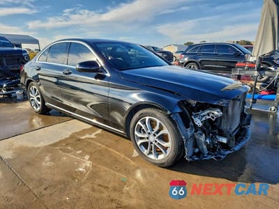 Czwarte zdjęcie samochodu z boku: 2017 MERCEDES-BENZ C 300 VIN:55SWF4JB8HU190304 - miniatura