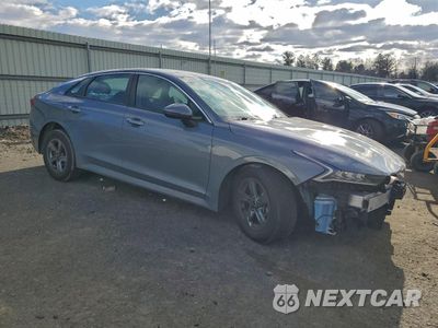 Czwarte zdjęcie samochodu z boku: 2022 KIA K5 LXS VIN:5XXG14J24NG102670 - miniatura
