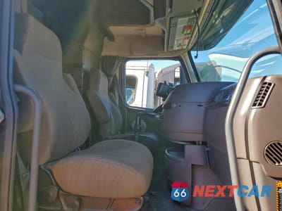 Piąte zdjęcie samochodu w środku: 2016 VOLVO VN VNL VIN:4V4NC9EH1GN950580 - miniatura