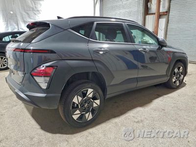 Trzecie zdjęcie samochodu z tyłu: 2025 HYUNDAI KONA SEL VIN:KM8HBCAB8SU310726 - miniatura