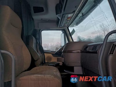 Piąte zdjęcie samochodu w środku: 2000 VOLVO VN VNL VIN:4V4NC9EJXEN154622 - miniatura
