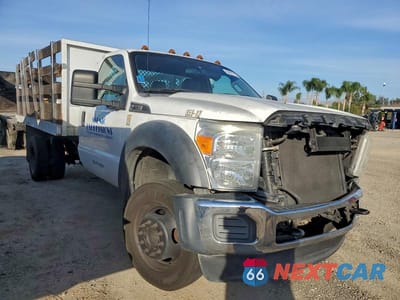 Czwarte zdjęcie samochodu z boku: 2013 FORD F550 FLATBED TRUCK VIN:1FDUF5GY8DEA10028 - miniatura